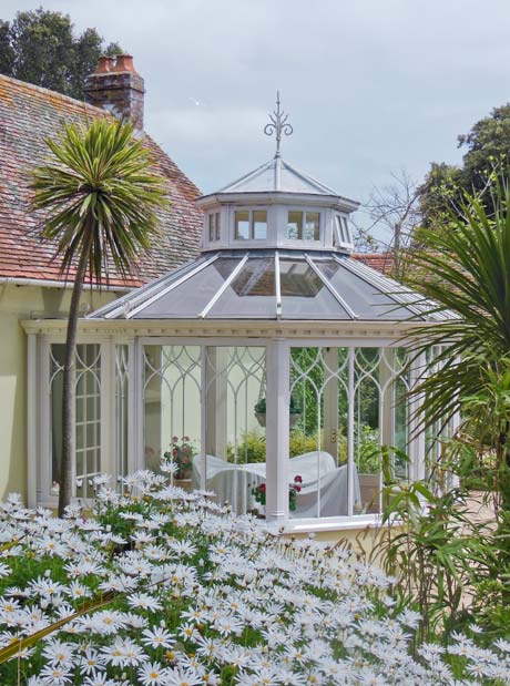 Octagonal conservatory with an opening roof lantern